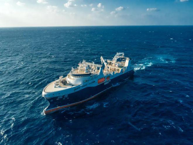 我国建造的第一艘目前世界最先进深蓝号渔业捕捞加工船交付使用
