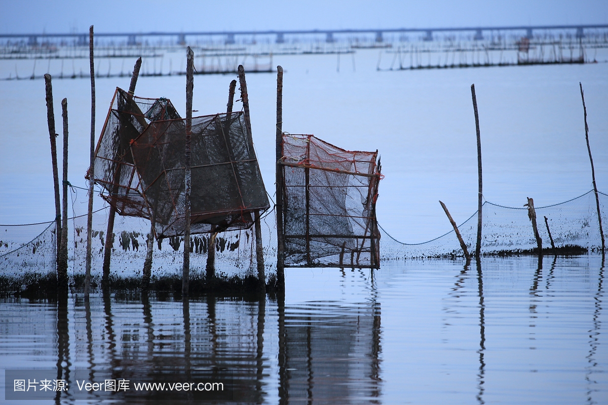 渔网在海边,日落时分在乡村